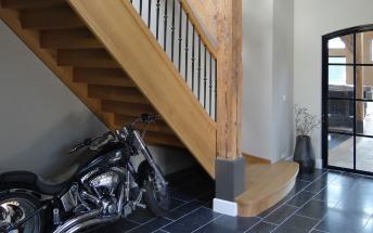 Luxe eiken trap in woonboerderij