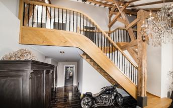 Luxe eiken trap in woonboerderij