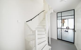 Witte trap met industriële details